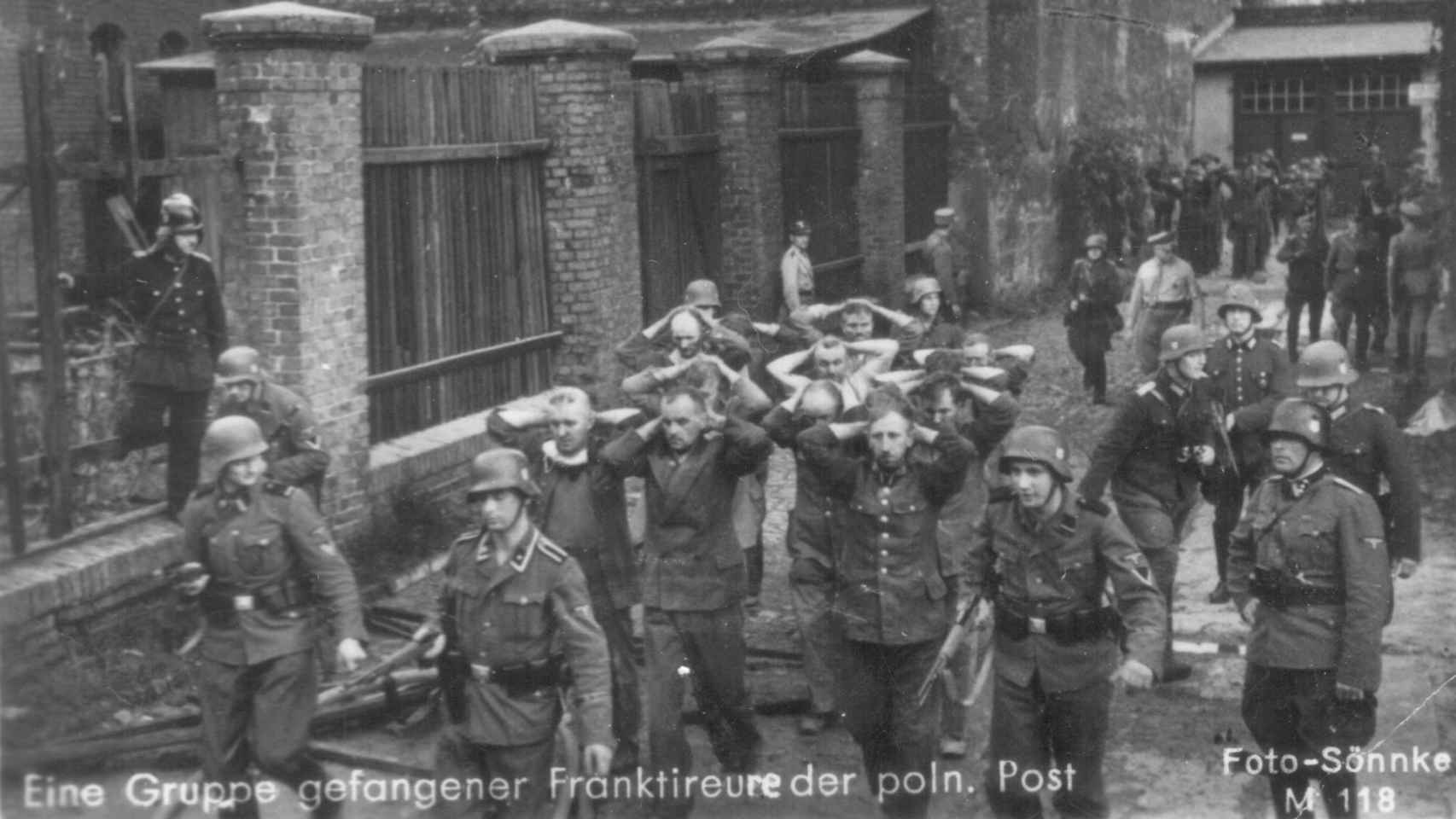 Defensores polacos de la Oficina Postal en Gdansk caminando con las armas en alto después de haber sido capturados por las tropas alemanas