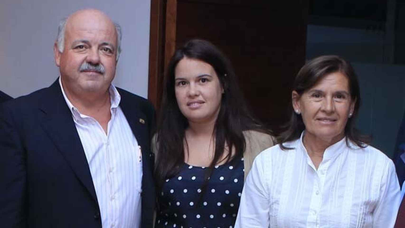 Jesús Aguirre junto a su hija Teresa y su esposa, Teresa Clavero.