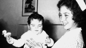La reina Sofía con un bebé en brazos.
