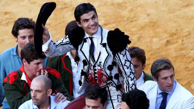 Pablo Aguado sale a hombros tras cortar tres orejas en la corrida goyesca, celebrada en la plaza de toros de Ronda.