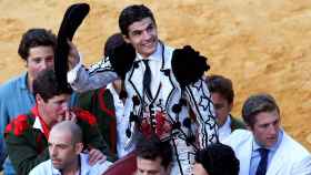 Pablo Aguado sale a hombros tras cortar tres orejas en la corrida goyesca, celebrada en la plaza de toros de Ronda.