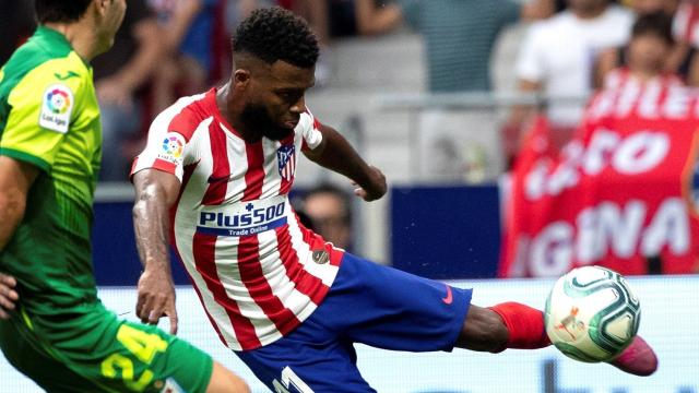 Thomas Lemar golpea el balón ante un rival del Eibar