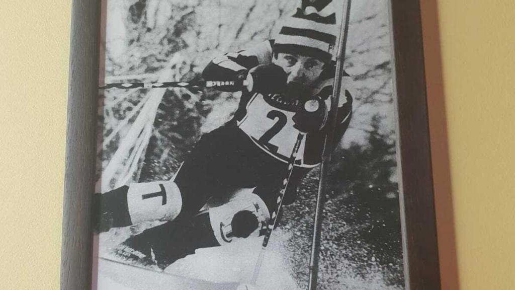 Una de las fotografías de la ex esquiadora en el bar Yeyu de Cercedilla.