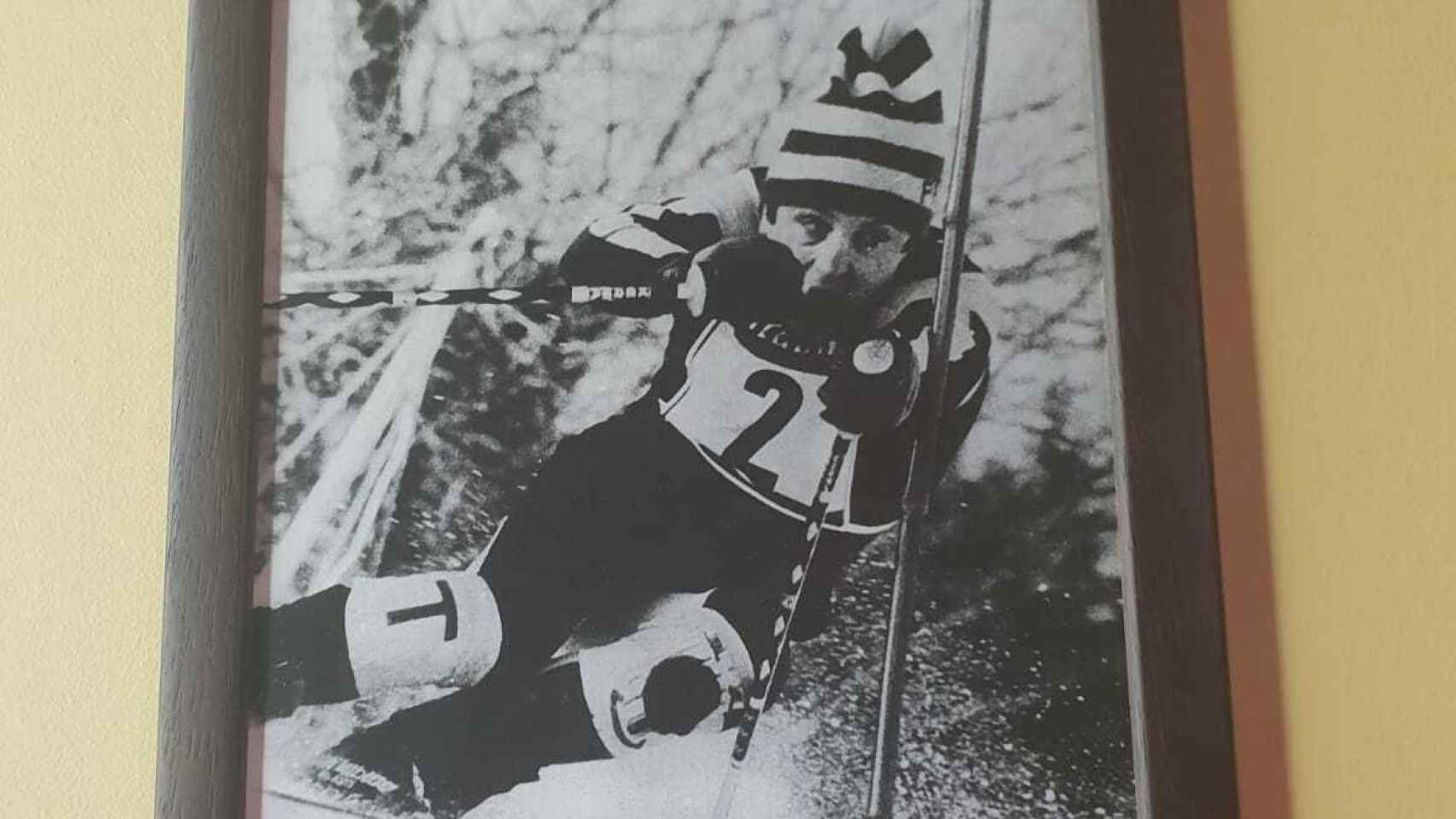 Una de las fotografías de la ex esquiadora en el bar Yeyu de Cercedilla.