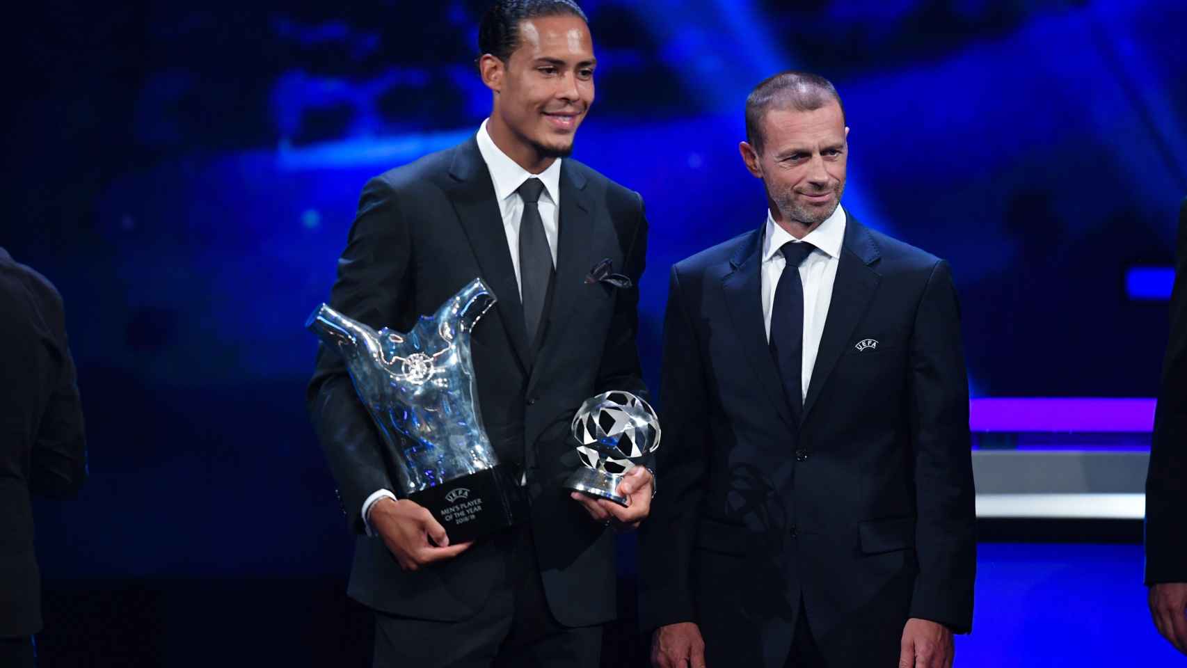 Van Dijk recibe el premio a mejor jugador de la UEFA