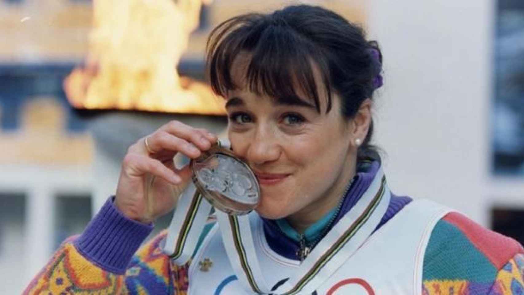Blanca Fernández Ochoa posa con su medalla