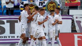 Piña de los jugadores del Castilla celebrando un gol en la temporada 2019/2020