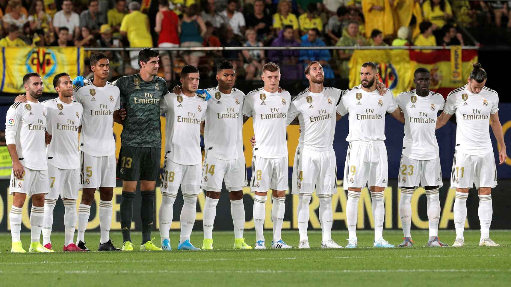 Los jugadores del Real Madrid en el minuto de silencio por la hija de Luis Enrique