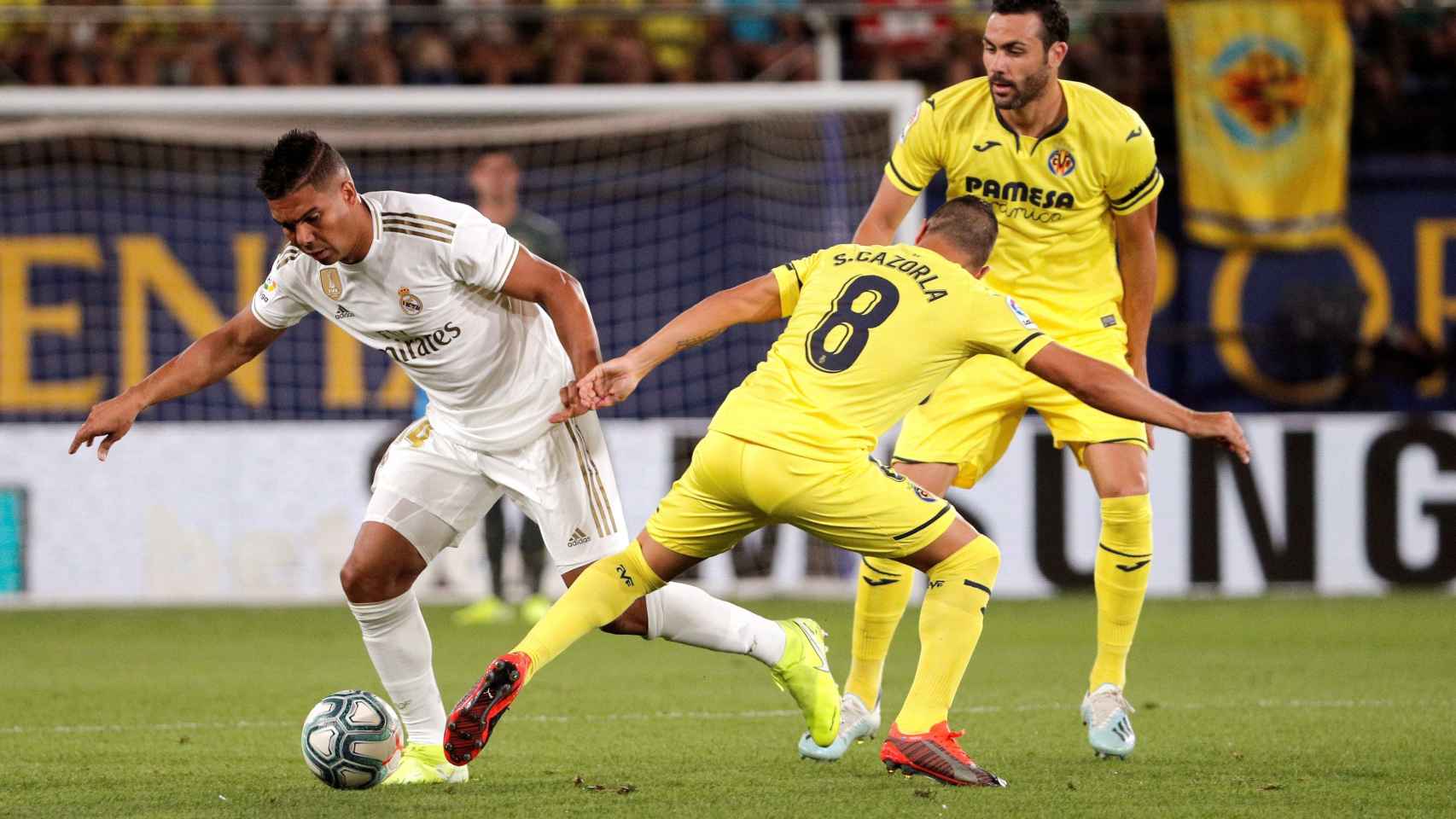 Casemiro ante Cazorla, en el Villarreal - Real Madrid