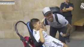 Sergio Ramos posa con un pequeño aficionado a la salida del hotel