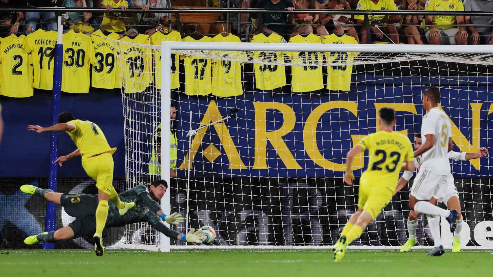Gerard Moreno en el momento del gol ante Courtois en el Villarreal - Real Madrid