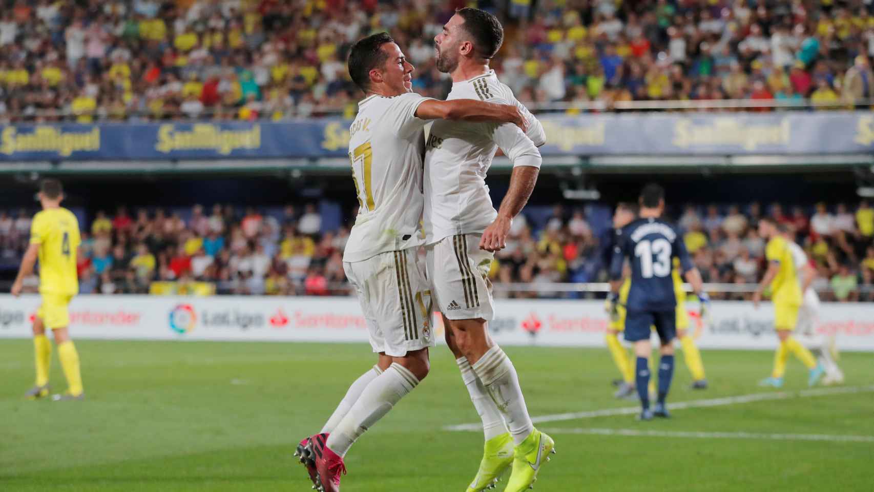 Carvajal y Lucas Vázquez celebran el gol del Real Madrid ante el Villarreal
