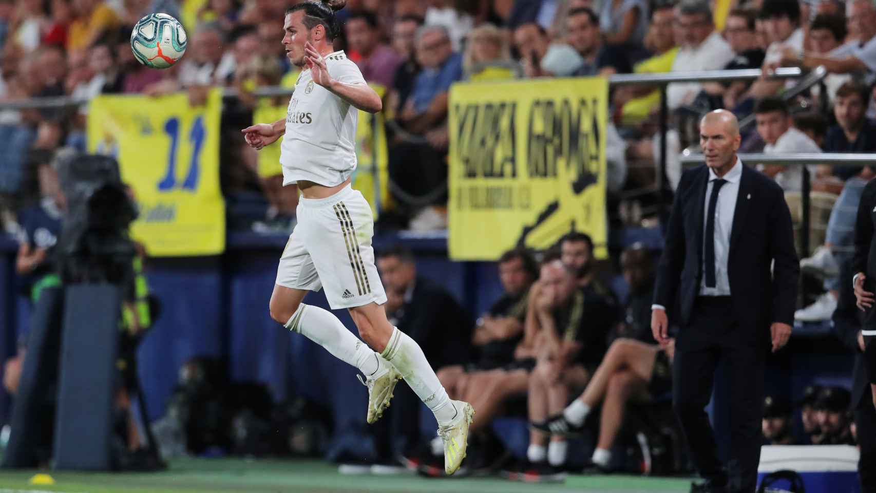 Gareth Bale, ante la mirada de Zidane en el Estadio de La Cerámica