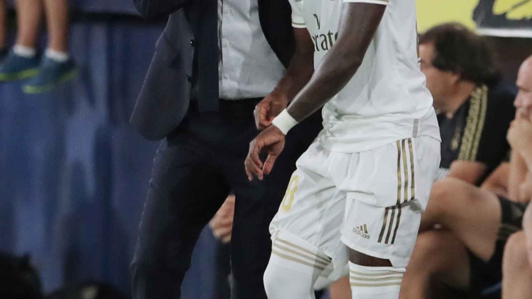 Zidane da órdenes a Vinicius Júnior