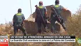 Agentes de la Guardia Civil ante la finca del hombre atrincherado en Villalba de Alcor (Huelva).