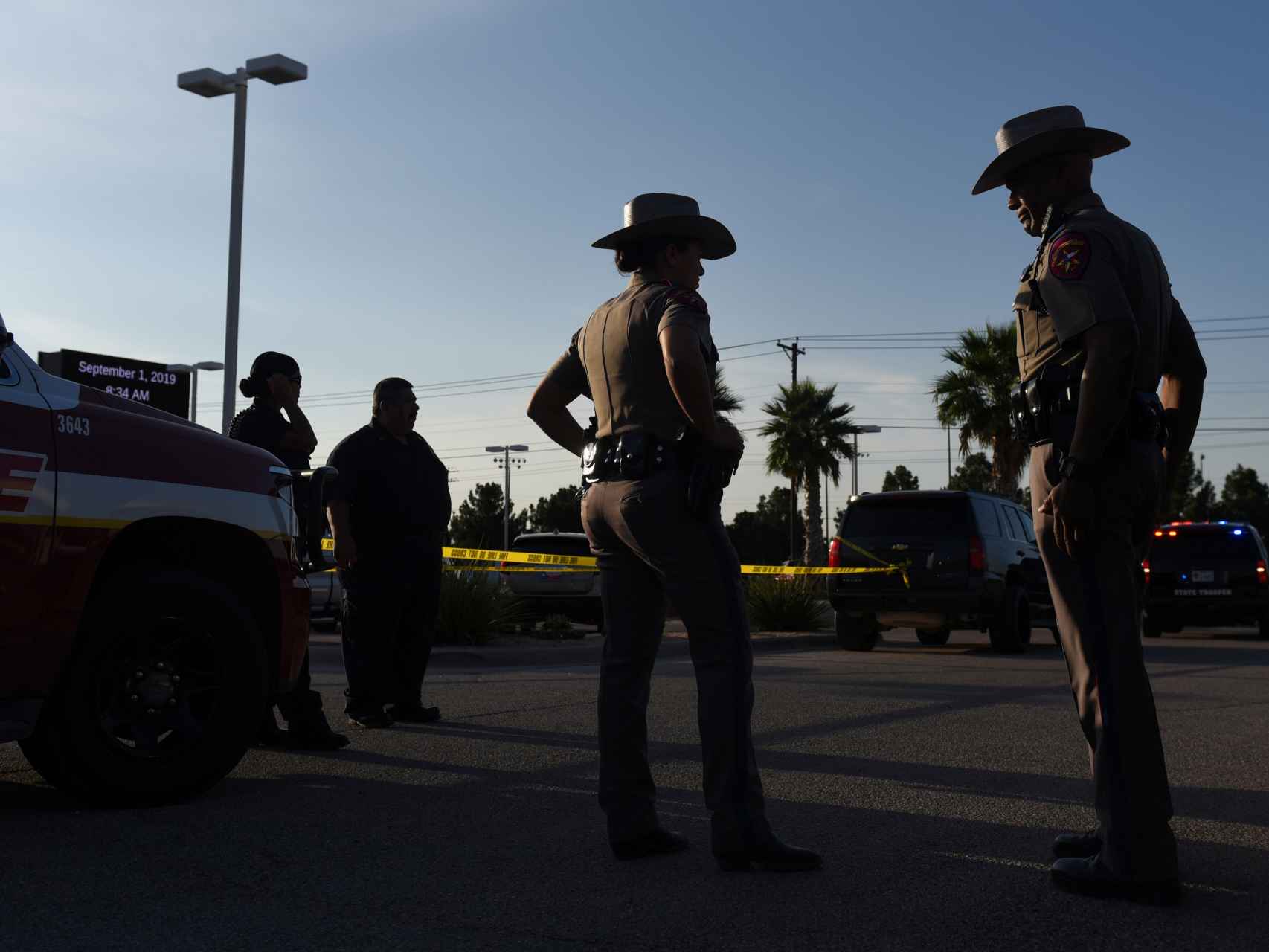 Agentes del estado de Texas tras el tiroteo del sábado.