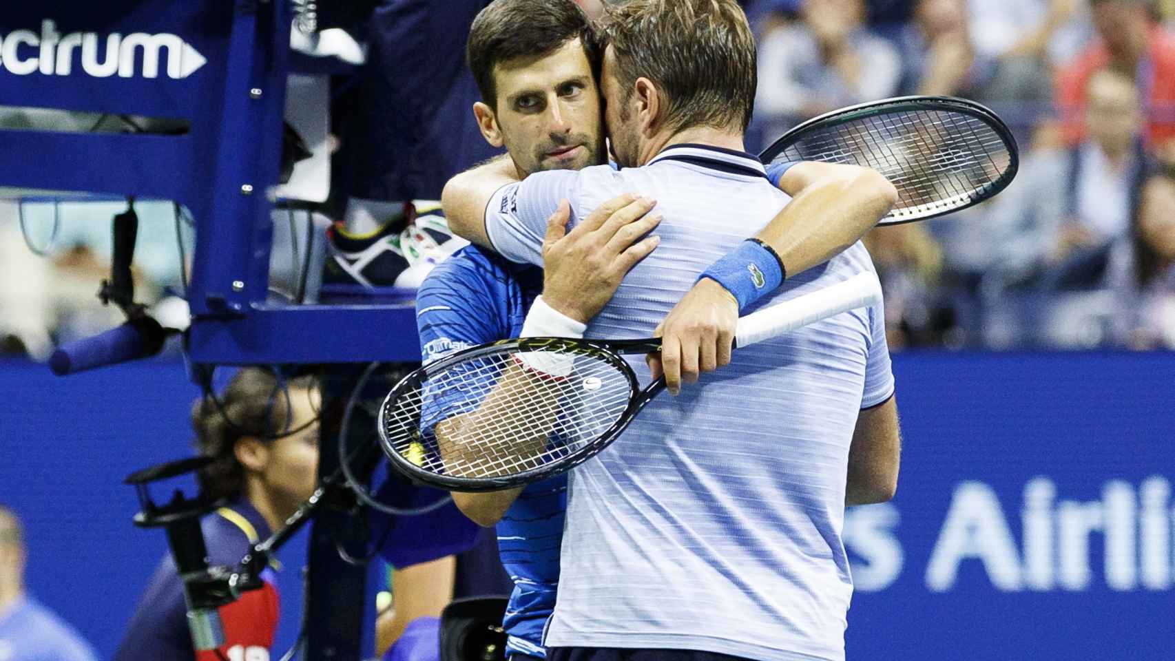 Djokovic y Wawrinka se funden en un abrazo en los octavos de final del US Open cuando el serbio se retira