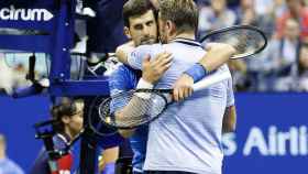 Djokovic y Wawrinka se funden en un abrazo en los octavos de final del US Open cuando el serbio se retira.