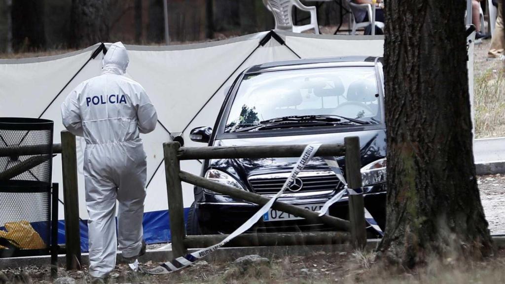 El coche de Blanca, siendo analizado por los agentes.