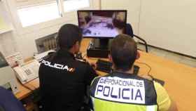 La Guardia Civil ha detenido a la mujer por difundir imágenes de carácter sexual.