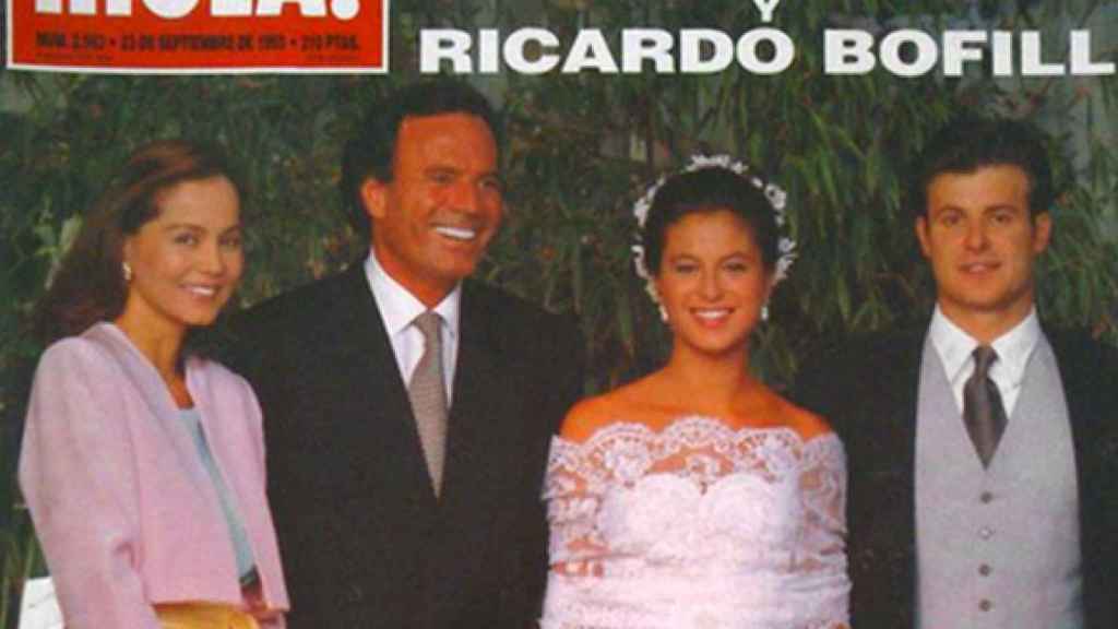 Portada de '¡HOLA!' con la boda de Chábeli Iglesias y Ricardo Bofill. Junto a ellos,  Isabel Preysler y Julio Iglesias,.