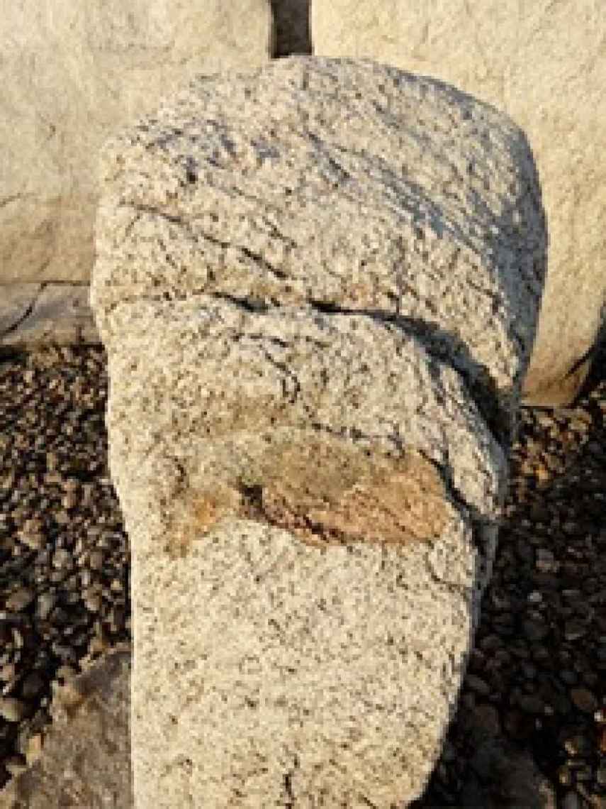 Uno de los menhires del dolmen de Guadalperal, muy afectado por la erosión del agua.
