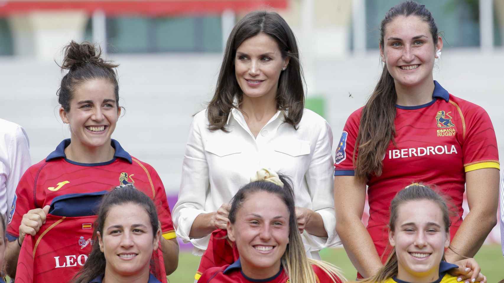La reina Letizia con Olivia Fresneda y parte del equipo femenino de rugby 7.