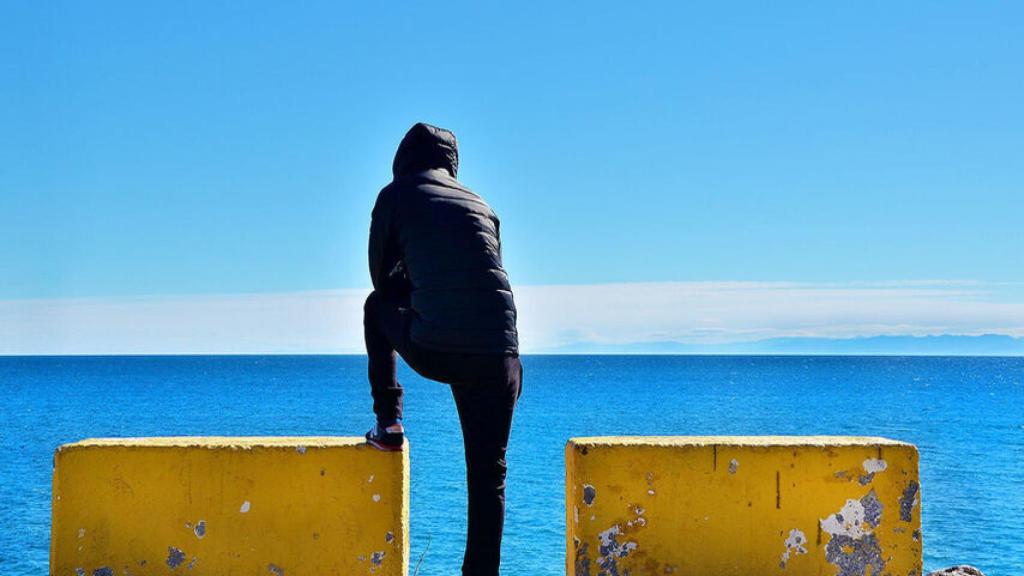 Un vecino de Ceuta mirando las aguas del Estrecho de Gibraltar.
