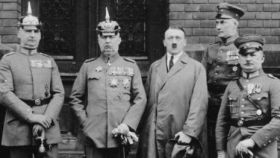 Hitler, junto a los demás acusados por el putsch de Múnich durante su juicio.