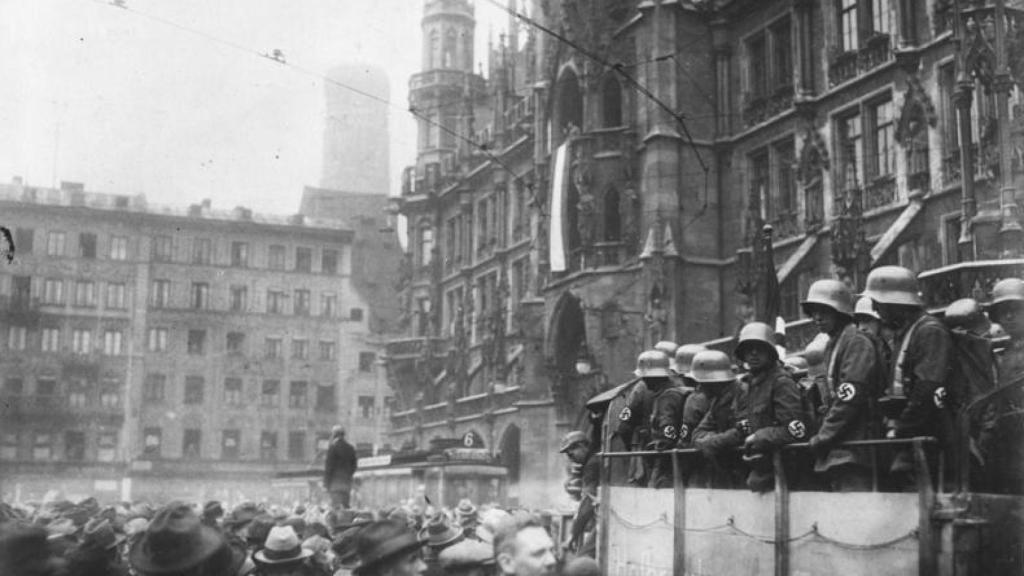 La Marienplatz de Múnich durante los sucesos del putsch de la cervecería.