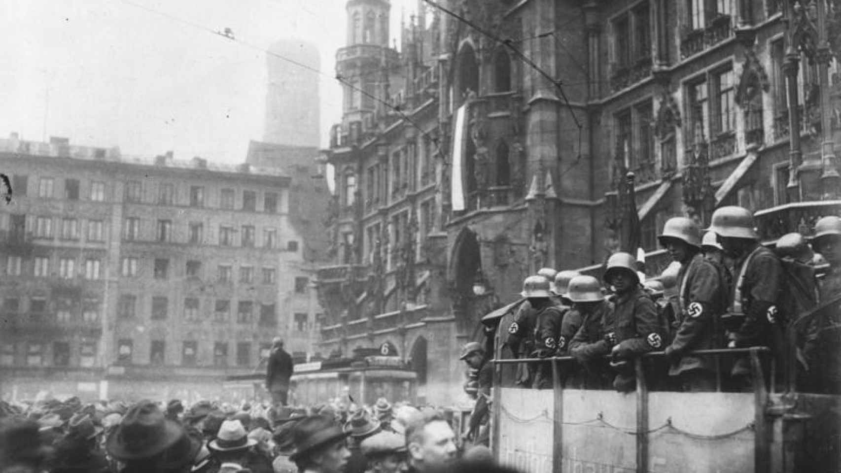 La Marienplatz de Múnich durante los sucesos del putsch de la cervecería.