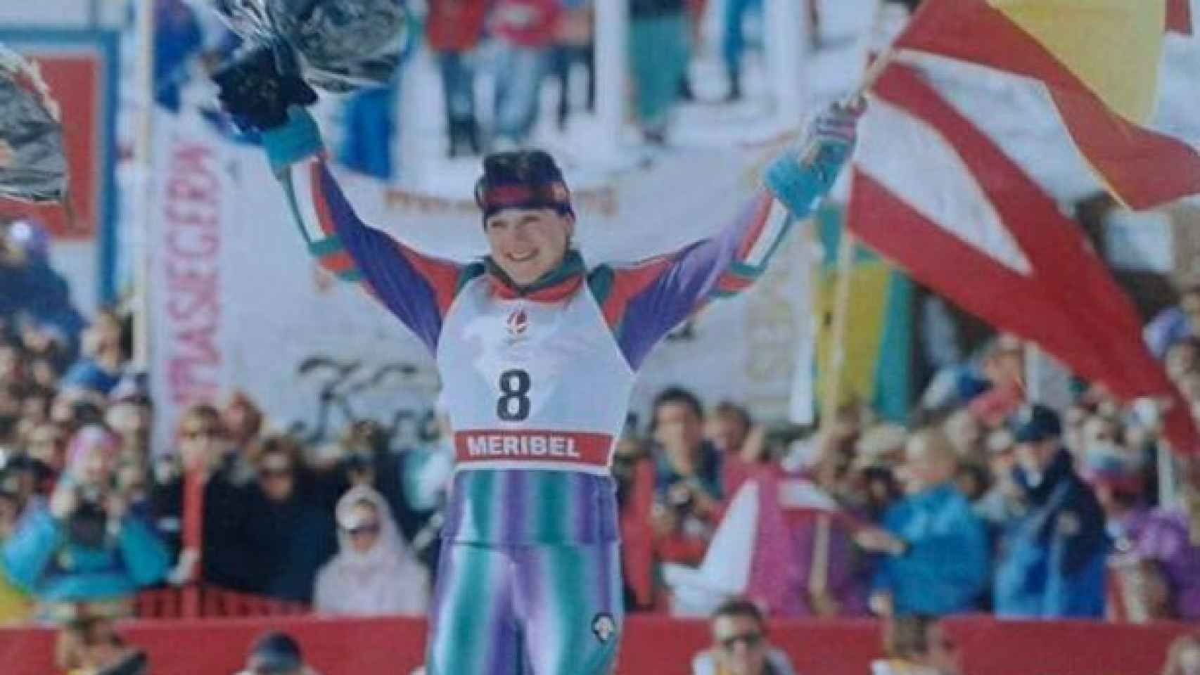 La esquiadora celebra su primer oro en los Juegos Olímpicos de Albertville, 1992.