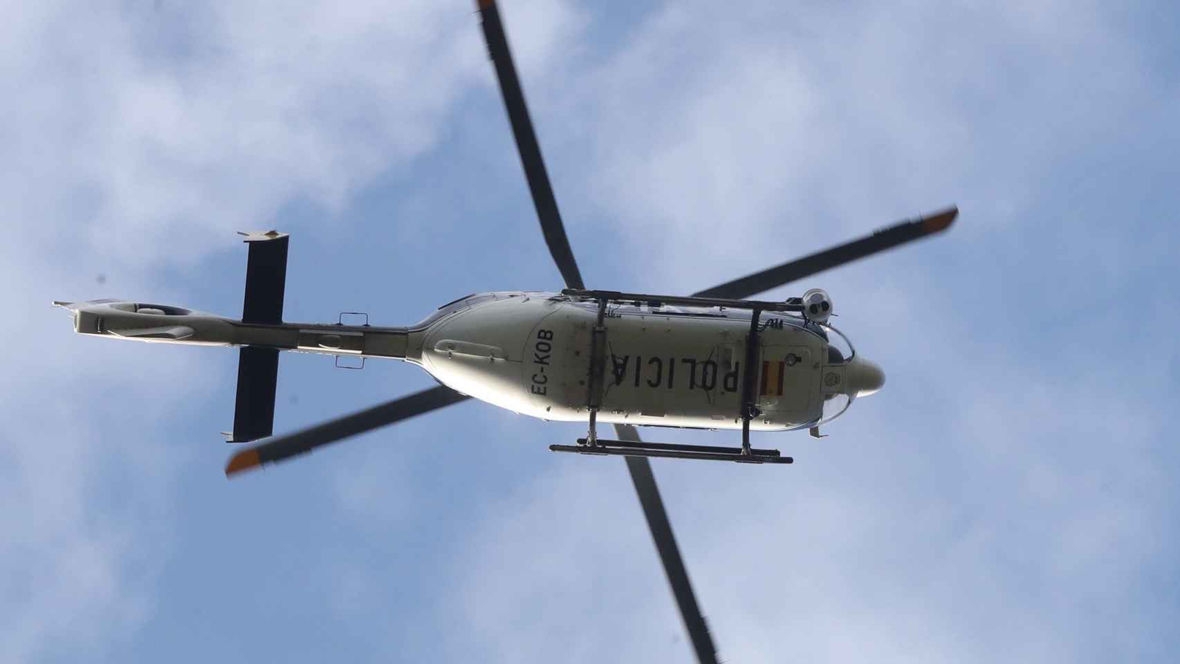 Un helicóptero de la Policía que ha participado en la búsqueda de la esquiadora.