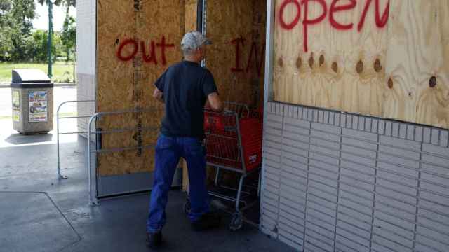 Un hombre entra en un supermercado antes de la llegada de 'Dorian' a Titusville, Florida.