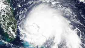 Una imagen de archivo del huracán Dorian llegando en septiembre de 2019 a las Bahamas.