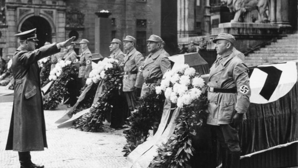Homenaje de Hitler a los nazis fallecidos durante el putsch de 1923.