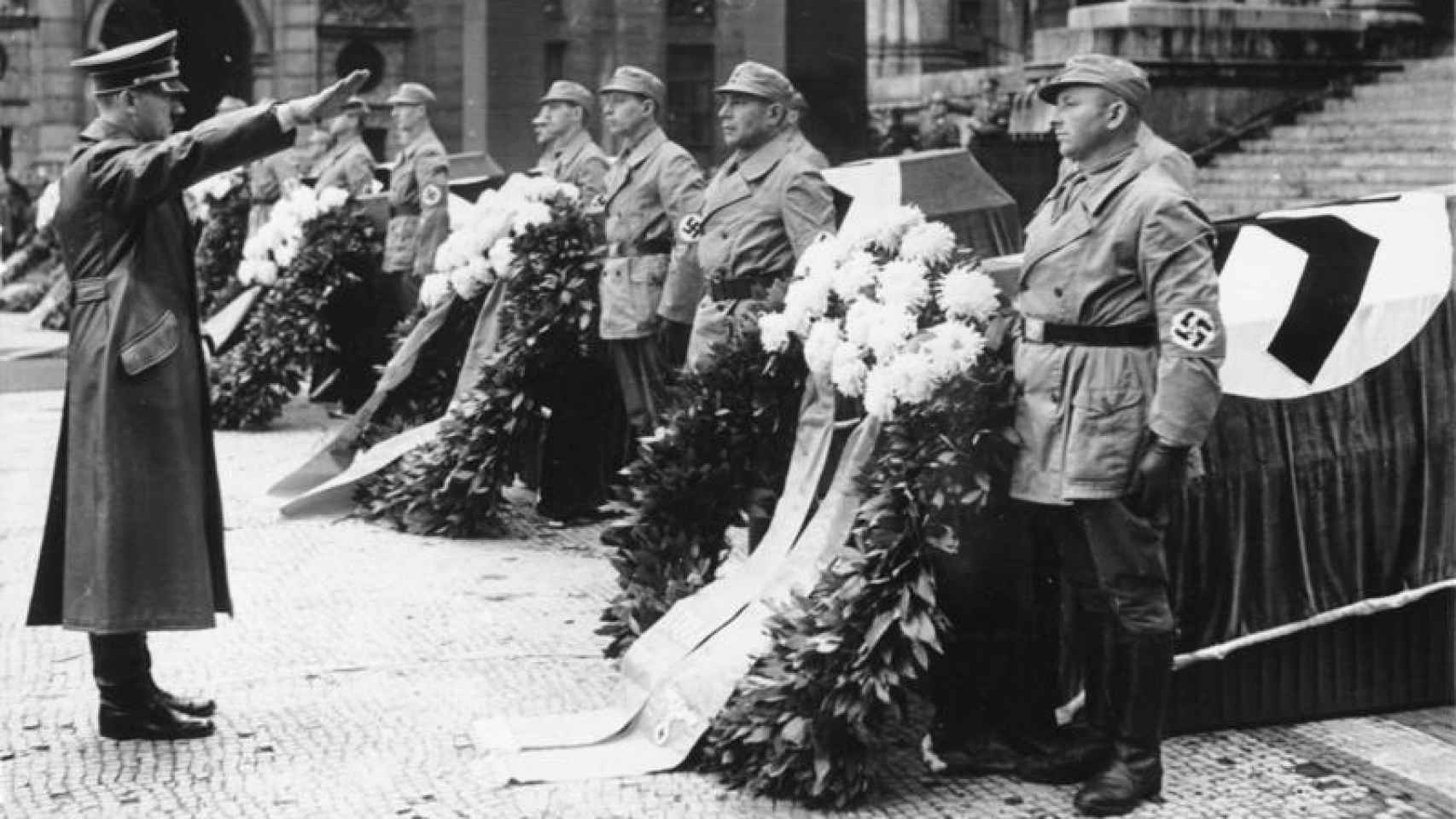 Homenaje de Hitler a los nazis fallecidos durante el putsch de 1923.