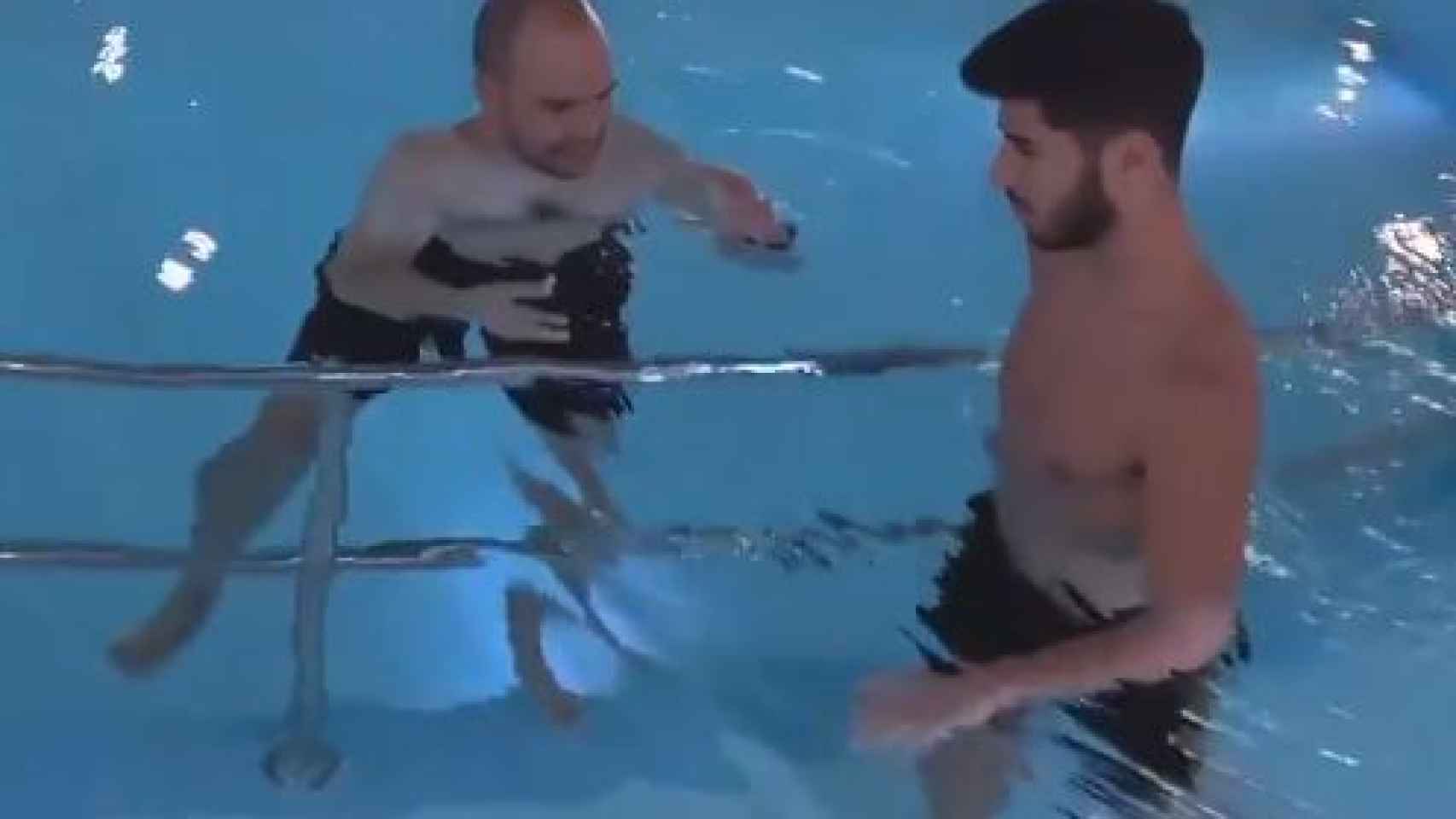 Marco Asensio trabajando en la piscina para recuperarse.