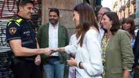 La líder de Ciudadanos en  Cataluña, Lorena Roldán, saluda a un agente de la Guardia Urbana en el barrio del Raval.