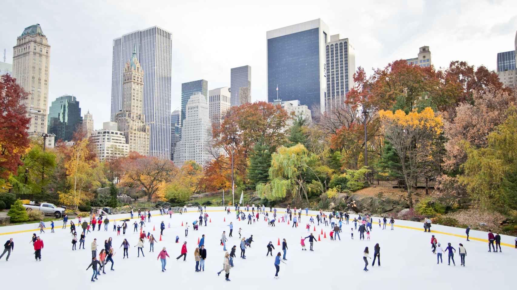 Puedes patinar en Manhattan abrazado por los colores del otoño.