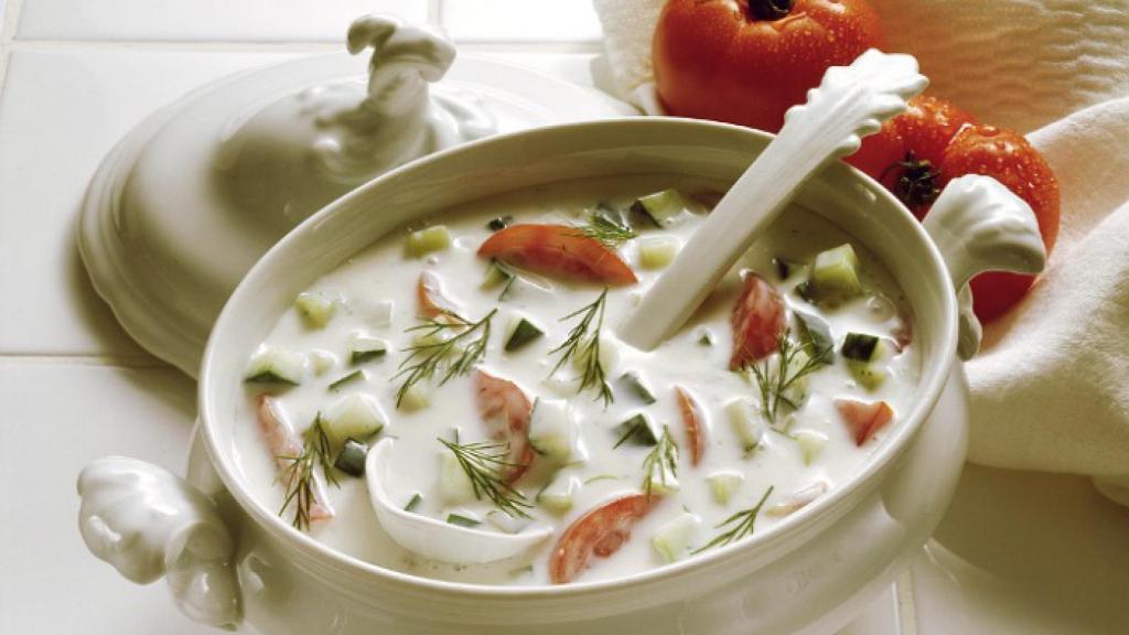 Una sopa fría de kéfir y verdura, gran fuente de prebióticos y probióticos.