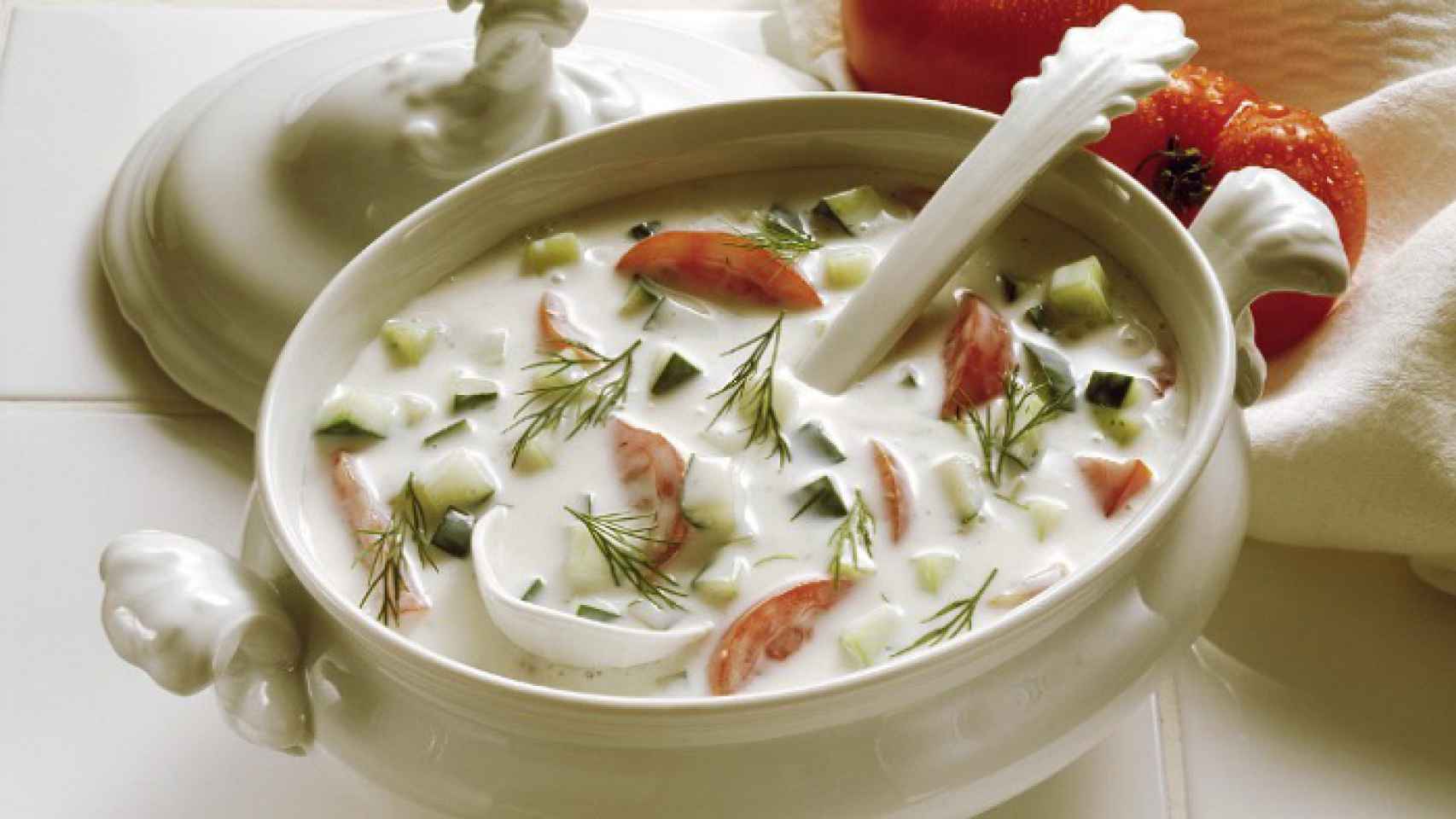 Una sopa fría de kéfir y verdura, gran fuente de prebióticos y probióticos.