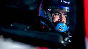 Fernando Alonso durante los test en Polonia con el Toyota Hilux del Dakar