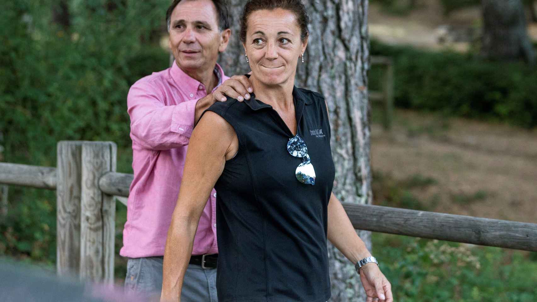 Lola, hermana de Blanca Fernández Ochoa, junto a Adrián, cuñado de la deportista, los días de búsqueda.