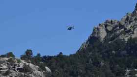 Un helicóptero sobrevolando la zona de búsqueda del cadáver.