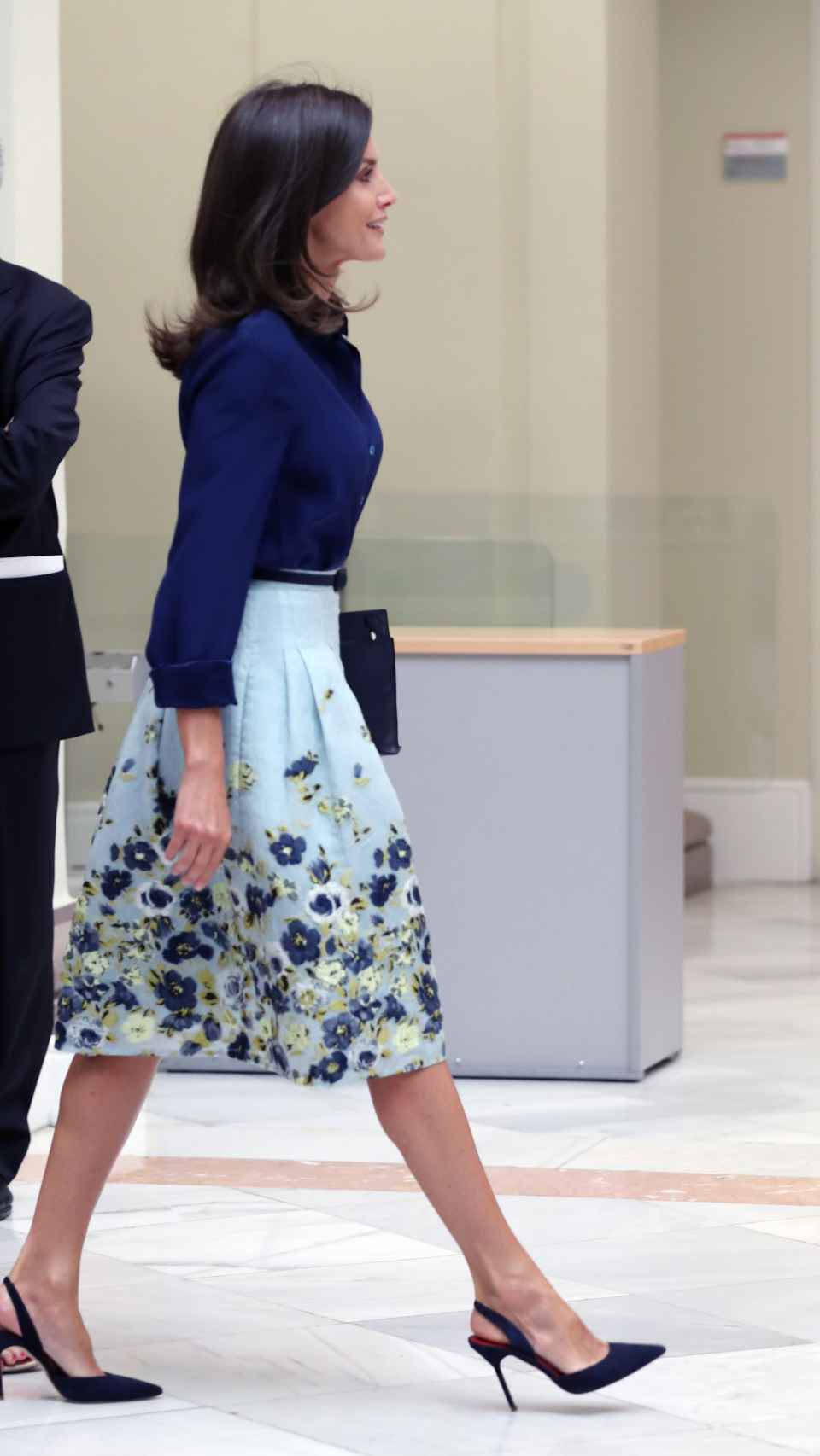 La reina Letizia con zapatos destalonados de Carolina Herrera.