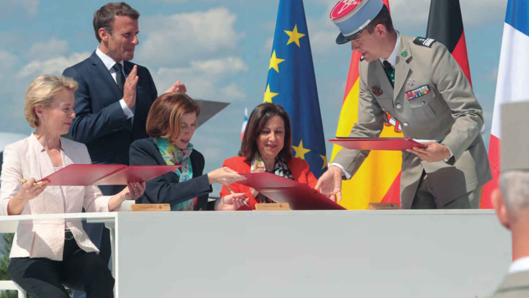 La ministra de Defensa, Margarita Robles (segunda por la derecha) junto con sus homólogas de Alemania y Francia y el presidente francés, Emmanuel Macron, durante la firma de incorporación de España al programa FCAS.