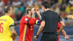Sergio Ramos explica al árbitro la celebración de su gol