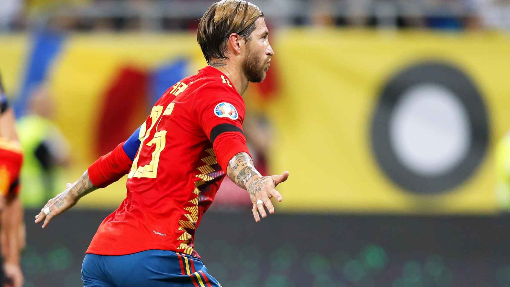 Sergio Ramos celebra su gol de penalti ante Rumanía
