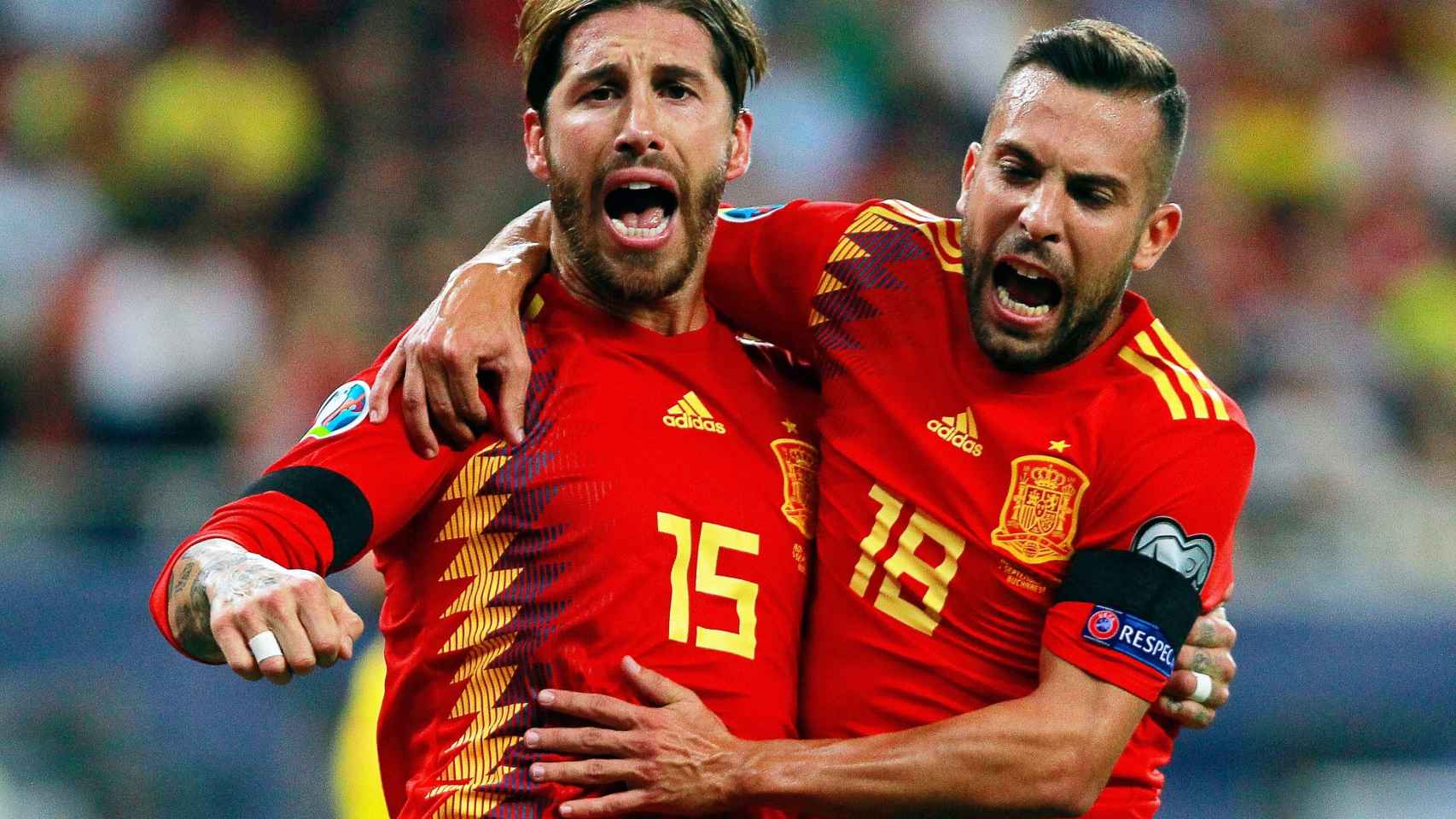 Jordi Alba y Sergio Ramos celebran el primer gol de España